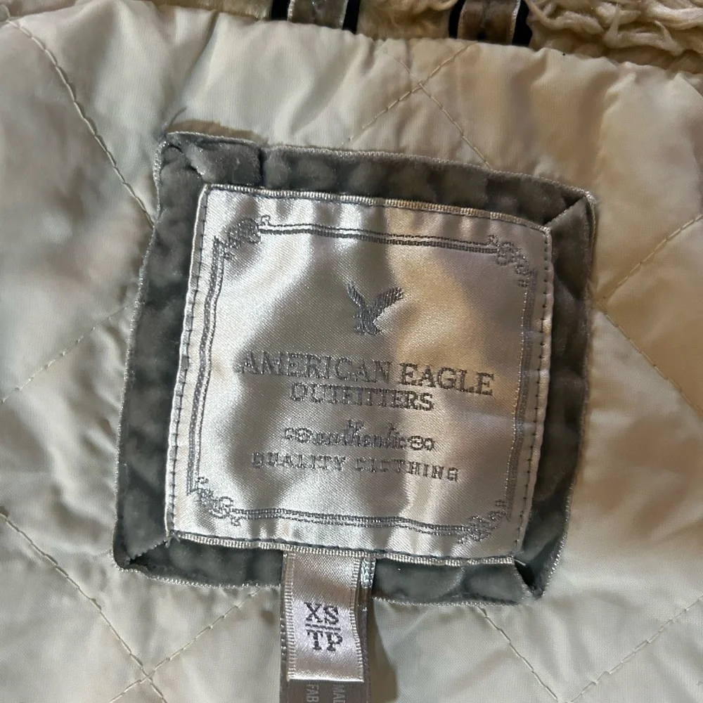 American Eagle Outfitters Black Vest with Cream Lining - Picture 9 of 12
